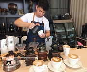 咖啡師培訓(xùn)_海駿達(dá)宮館咖啡拉花實(shí)踐活動